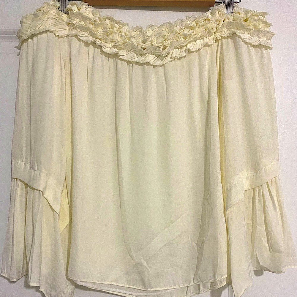 VINCE CAMUTO Off Shoulder top. Sz S Cream color
